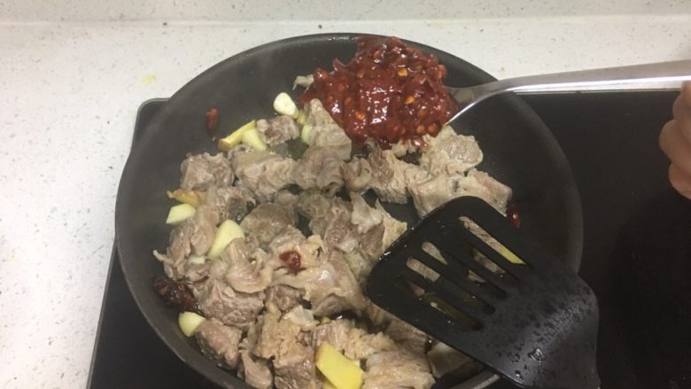 红烧牛肉(大白豆+小芒果版),放入两勺<a style='color:red;display:inline-block;' href='/shicai/ 705'>豆瓣酱</a>