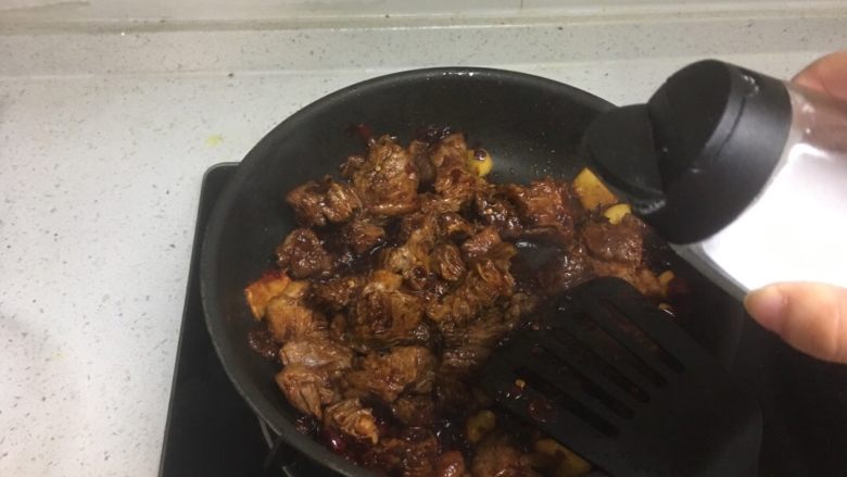 红烧牛肉(大白豆+小芒果版),但是还是要补充一点点点盐,用于提味,就像让这道菜更有精神一样