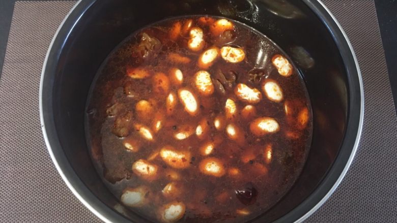 红烧牛肉(大白豆+小芒果版),然后将牛肉倒入高压锅或者高压电饭锅,大白豆也倒进去,水刚淹没过食材就行,高压锅做菜不会丢失太多水份。
(我是高压电饭锅,没有高压锅的没事,用平常的锅多放水煮一个小时多点就行)