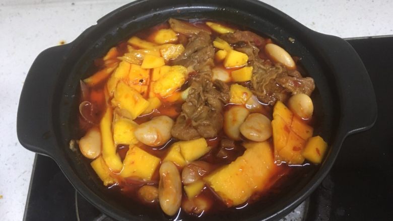 红烧牛肉(大白豆+小芒果版),准备关火前五分钟,放入我们的小芒果。
再看看咸淡是否合适,还可以增添。