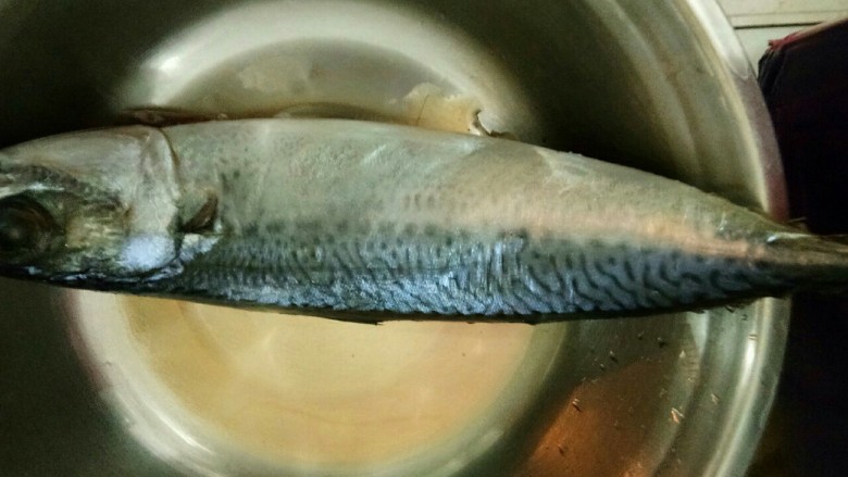 煎鲅鱼,把鱼清洗干净，然后用调料把鱼腌制半小时，把鱼片成两半。