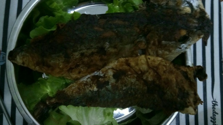 煎鲅鱼,往锅里少放点油，把鱼放在煎锅里，煎到金黄，鱼就可以出锅了。