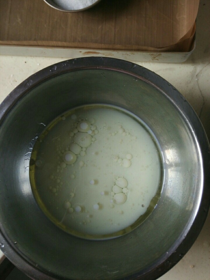 如奶酪芝士般湿润嫩嫩的戚风蛋糕块 肥厚细腻的古早原味,蛋黄和蛋白分离,装蛋白的盆一定要无油无水。牛奶和油倒入一起