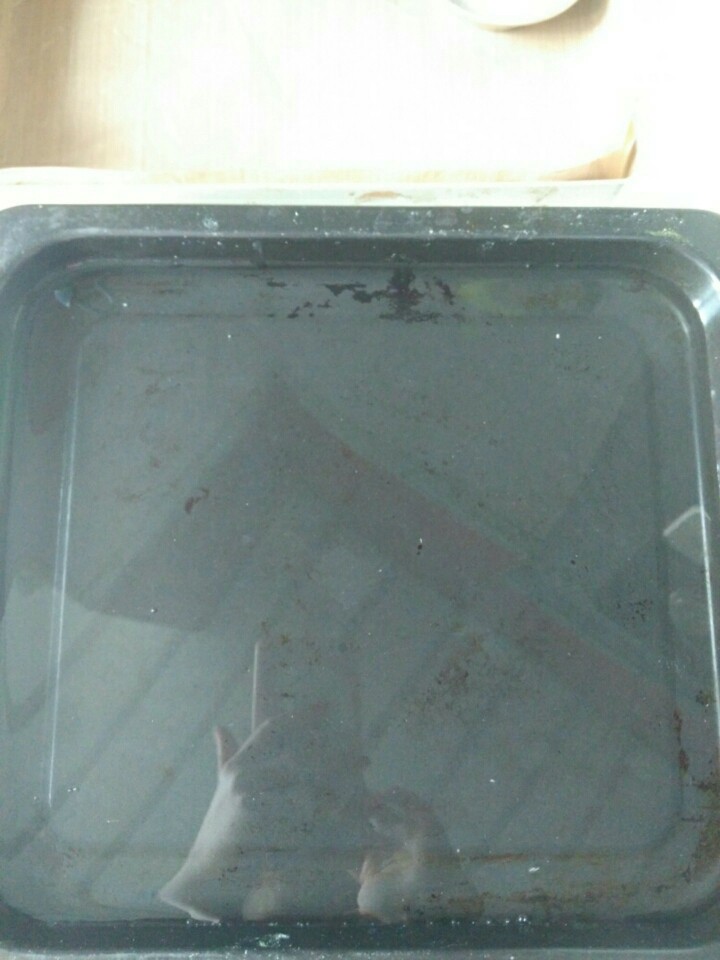 如奶酪芝士般湿润嫩嫩的戚风蛋糕块 肥厚细腻的古早原味,最重要的打发蛋白步骤来了,在这之前比普通戚风就多了一个小步骤:家用烤箱里自带烤盘放入自来水,2/3满就可以,放入烤箱底部,打开烤箱上下管各150℃预热。有热风循环功能的开启,上色更均匀
没错,这就是水浴法,用烤芝士蛋糕的低温,这样出来的古早蛋糕才够水润