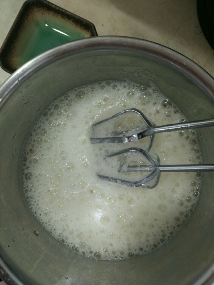 如奶酪芝士般湿润嫩嫩的戚风蛋糕块 肥厚细腻的古早原味,开始打发蛋白,成功的戚风需要完美的蛋白打发。
打发蛋白需要大家一点小小的耐心,整和打发时间至少要5分钟。
我的手持打蛋器是100w,打发分四个模式,机器速度分别是中-高-中-低,用时5分钟
先中速蛋白打发到鱼泡眼眼,放入1/3的糖和柠檬汁,盐, 用时40秒
高速打发1分钟,放入1/3糖
还剩下的3分钟是中速打发,每过一分钟降低一档速度,剩下最后一分钟是低速,放入剩余的砂糖,并随时停机留意蛋白的打发状态。