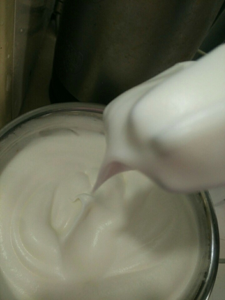 如奶酪芝士般湿润嫩嫩的戚风蛋糕块 肥厚细腻的古早原味,一定要湿性发泡,拉出大大的弯钩,蛋白的软硬程度决定了蛋糕的柔软口感,想要口感湿润的必须蛋白打发要嫩嫩的