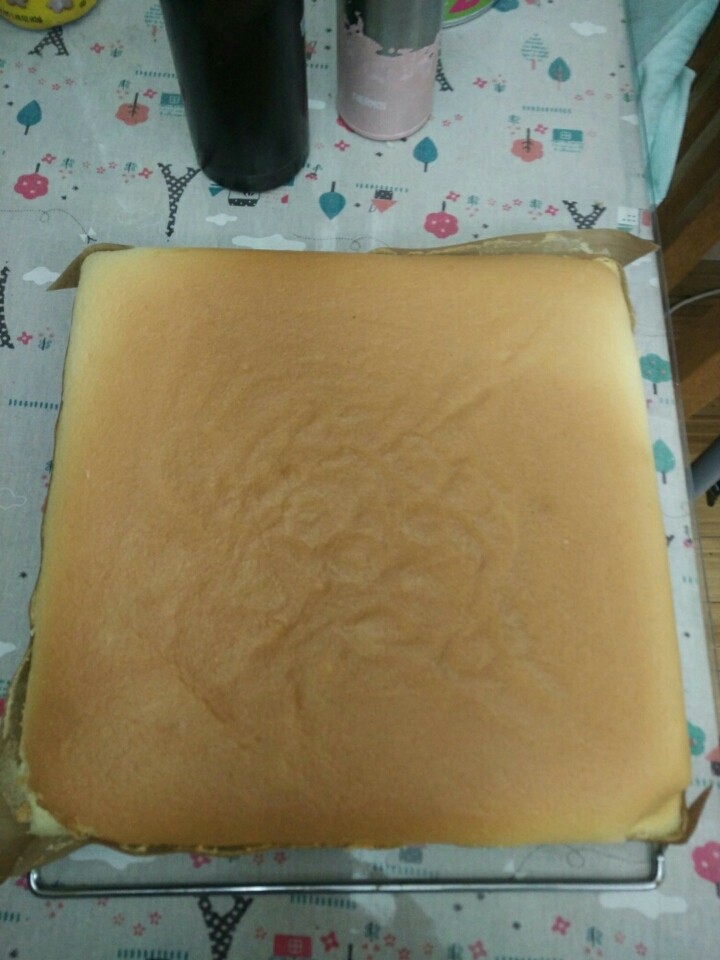 如奶酪芝士般湿润嫩嫩的戚风蛋糕块 肥厚细腻的古早原味,50分后 厚厚的嫩嫩蛋糕出炉啦