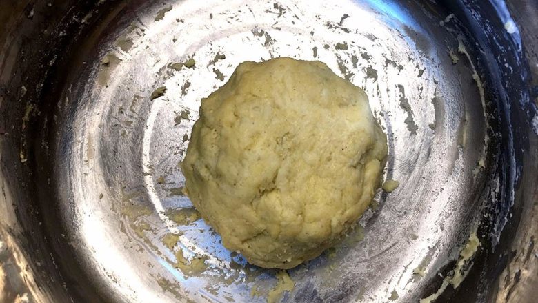 迷你黑芝麻司康,混合所有材料,揉成面团;