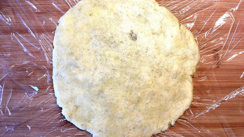 迷你黑芝麻司康,揉好的面团可用擀面杖擀成厚度约1.2-1.5厘米的面皮;
