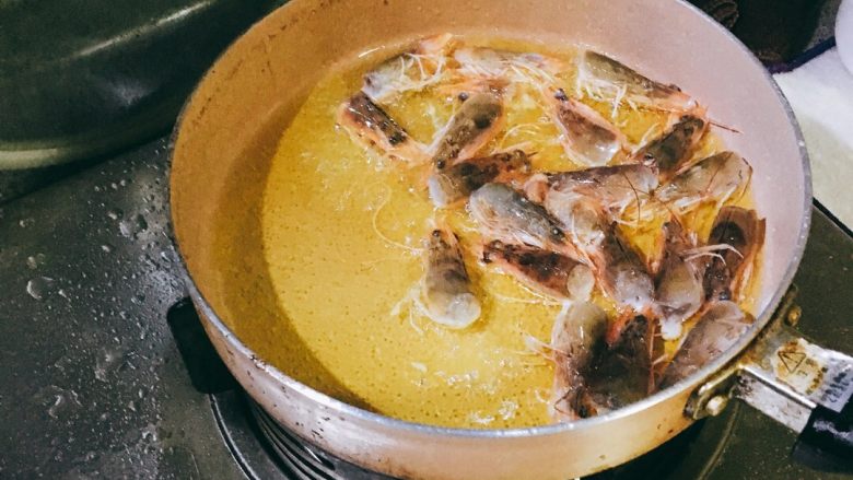 西班牙经典Tapas-蒜味炒虾,🔸多加一点橄榄油先用中小火炸虾頭,这样等一下做出来更香