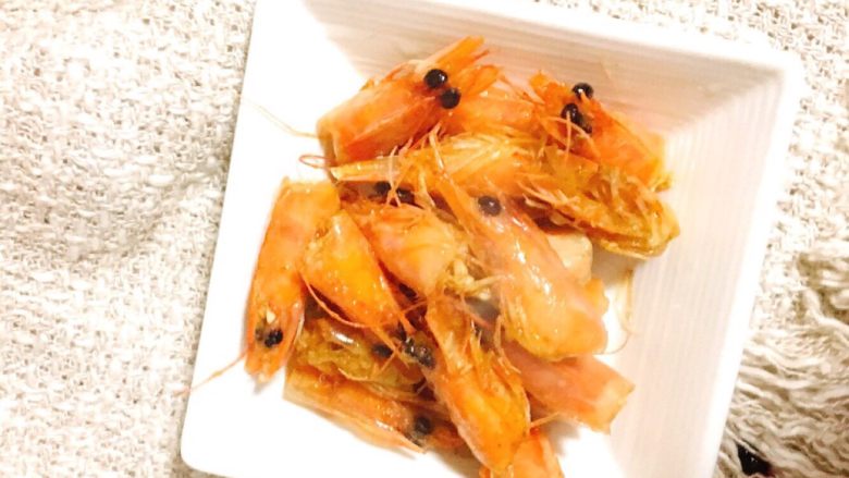 西班牙经典Tapas-蒜味炒虾,取出炸透的蝦頭