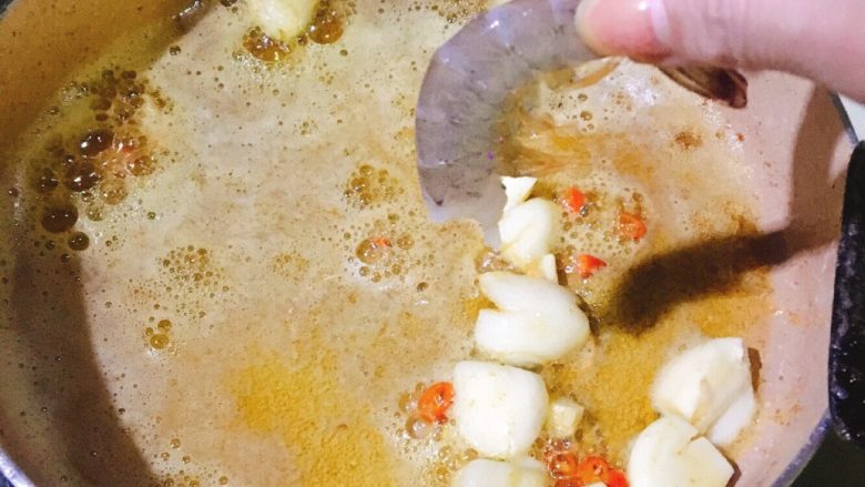 西班牙经典Tapas-蒜味炒虾,放入虾子