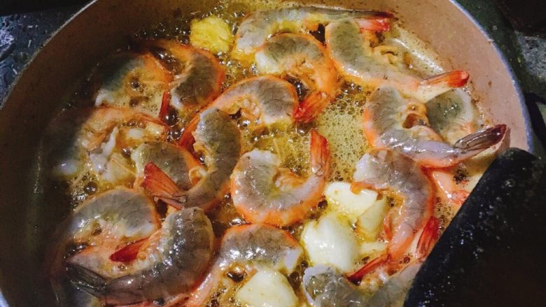 西班牙经典Tapas-蒜味炒虾,把虾子煮到变红,加入百里香、萝勒,海塩跟黑胡椒,就完成了!