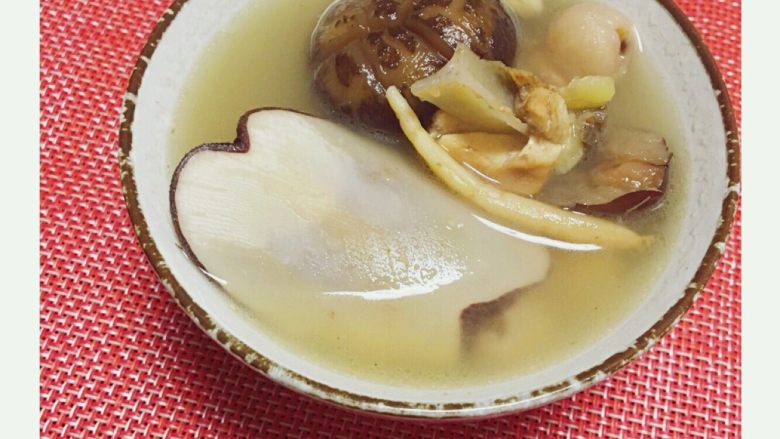 病后恢复元气-海底椰太子参花菇炖鸡汤,把所有材料和鸡放入锅内,加7-8碗水,大火煮开后转小火(锅内保持沸腾)煮1.5小时,最后加盐调味!一锅鲜美的汤出锅啦!