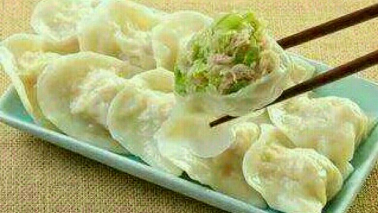 猪肉茼蒿馅饺子,1、茼蒿洗净先沥干水分备用，<a style='color:red;display:inline-block;' href='/shicai/ 414'>猪肉</a>剁烂备用。2、在<a style='color:red;display:inline-block;' href='/shicai/ 414'>猪肉</a>馅中依次加入姜蒜、胡椒粉、生抽、蚝油、五香粉、香油，把肉馅用力搅拌上劲。