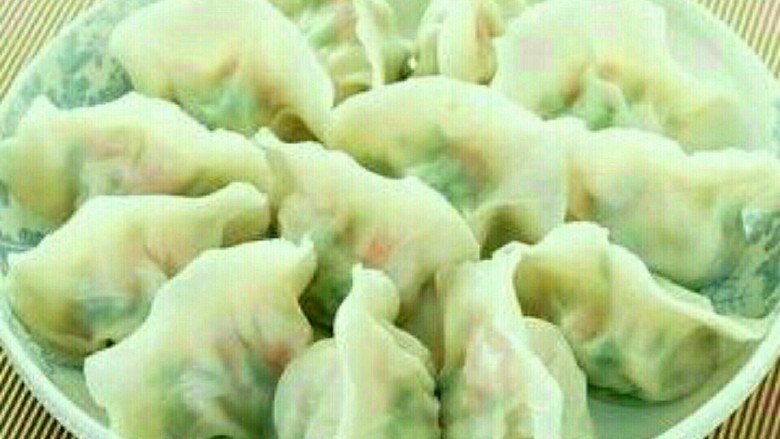 猪肉茼蒿馅饺子,3、茼蒿切碎倒入花生油，让菜身上都包裹一层油。4、然后把之前搅拌好的肉馅倒入菜内搅拌均匀，加盐调味。5、用擀好的皮包入馅，然后把饺子煮熟即可。