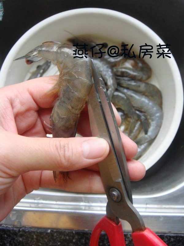 茶味椒盐虾,从虾背剪开后，去黑线，洗净备用。