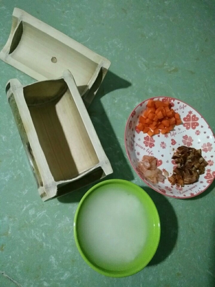 竹筒饭,第一步,将竹筒用水煮过消毒