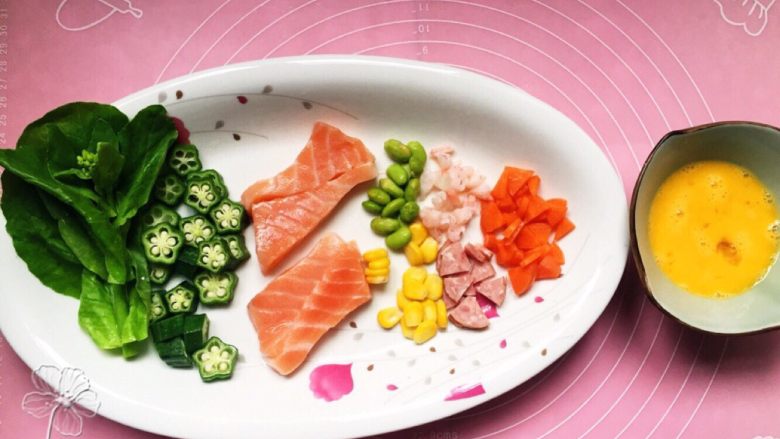 宝宝创意餐----什锦炒饭,各种材料切好如图,<a style='color:red;display:inline-block;' href='/shicai/ 9'>鸡蛋</a>打散备用。