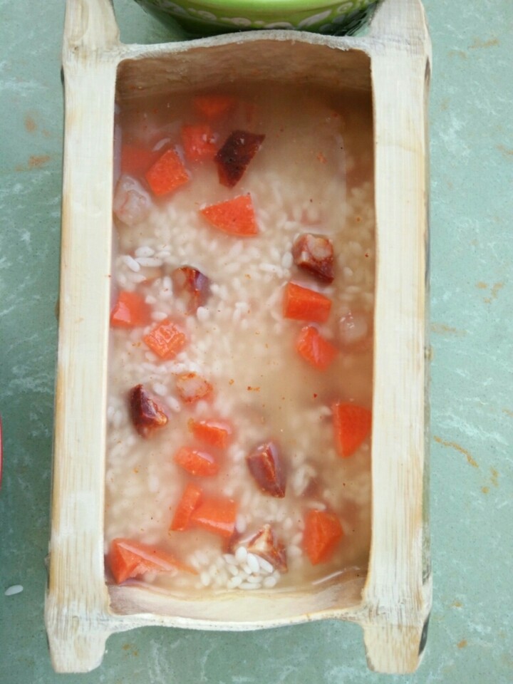 竹筒饭,将泡好的米、切成丁的食材,加一点耗油,一并放到竹筒内,(因为米已经泡一天啦,所以水可以少放。)