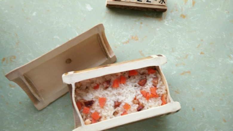 竹筒饭,放锅内蒸30分钟,即可