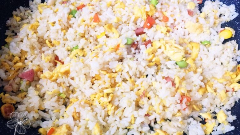 宝宝创意餐----什锦炒饭,最后加入饭翻炒片刻,并放入适量盐、生抽调味。大火翻炒2分钟关火。