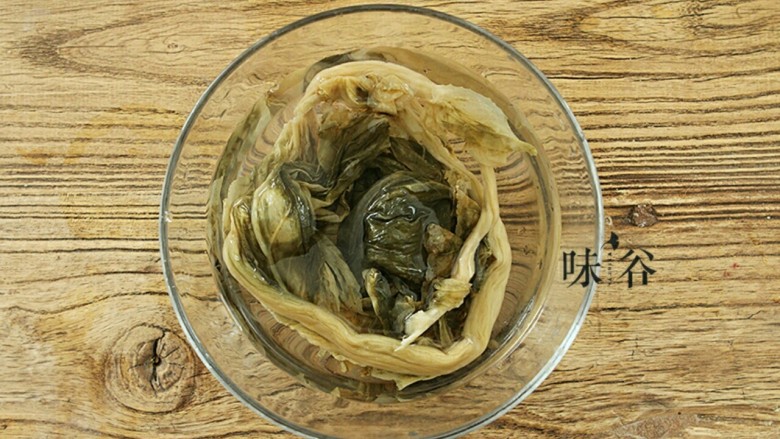 梅菜扣肉,<a style='color:red;display:inline-block;' href='/shicai/ 9565'>梅菜</a>干洗干净后用水浸泡一会,不要泡太久以免把菜干的香味泡没了 。