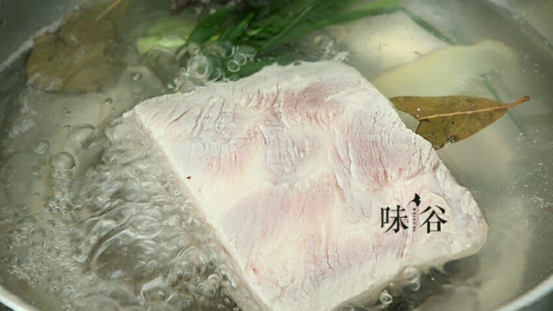 梅菜扣肉,锅内烧水，放入<a style='color:red;display:inline-block;' href='/shicai/ 695'>八角</a>，<a style='color:red;display:inline-block;' href='/shicai/ 37'>姜</a>片，<a style='color:red;display:inline-block;' href='/shicai/ 741'>香叶</a>，<a style='color:red;display:inline-block;' href='/shicai/ 428'>五花肉</a>煮五分钟 。