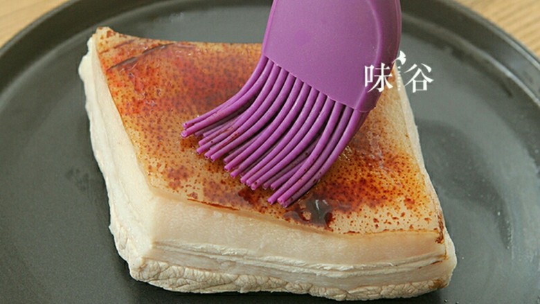 梅菜扣肉,捞起沥干水,肉皮上抹上<a style='color:red;display:inline-block;' href='/shicai/ 762'>老抽</a>上色,放置五分钟。