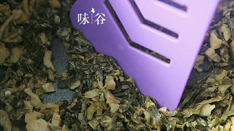 梅菜扣肉,梅菜下锅炒出香味,装起备用 。
