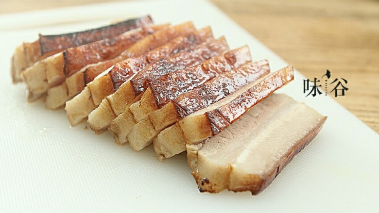 梅菜扣肉,放凉了的五花肉切片,大概一厘米厚。