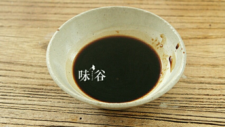 梅菜扣肉, <a style='color:red;display:inline-block;' href='/shicai/ 788'>生抽</a>老抽砂<a style='color:red;display:inline-block;' href='/shicai/ 10588'>糖</a><a style='color:red;display:inline-block;' href='/shicai/ 718'>料酒</a>混合在一起搅拌均匀 。