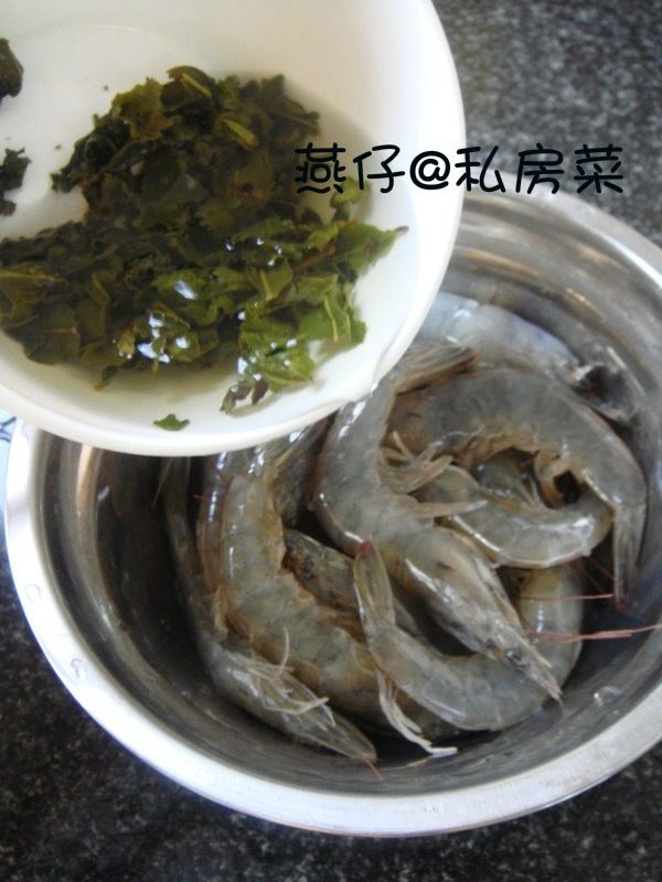 茶味椒盐虾,泡半碗<a style='color:red;display:inline-block;' href='/shicai/ 912'>茶叶</a>水，倒入洗净的虾里，浸泡一个小时。