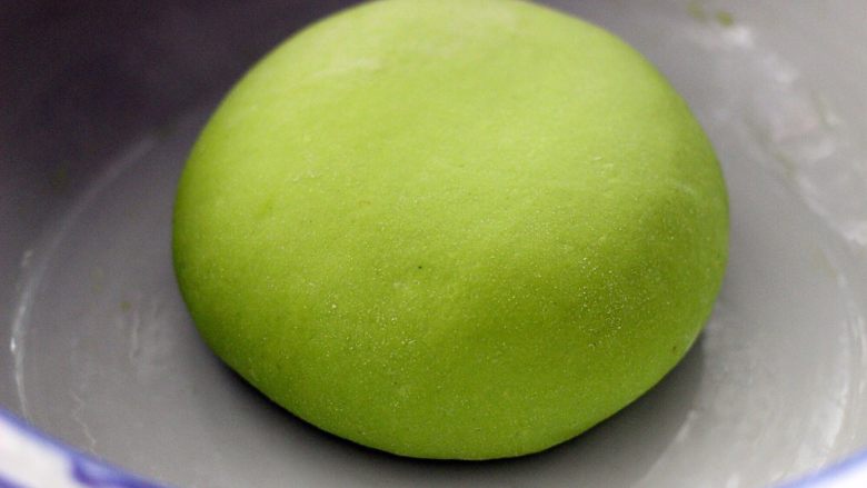 翡翠鲅鱼酸汤馄饨,面团和好了、醒发最少半个小时,否则饺子进锅容易碎