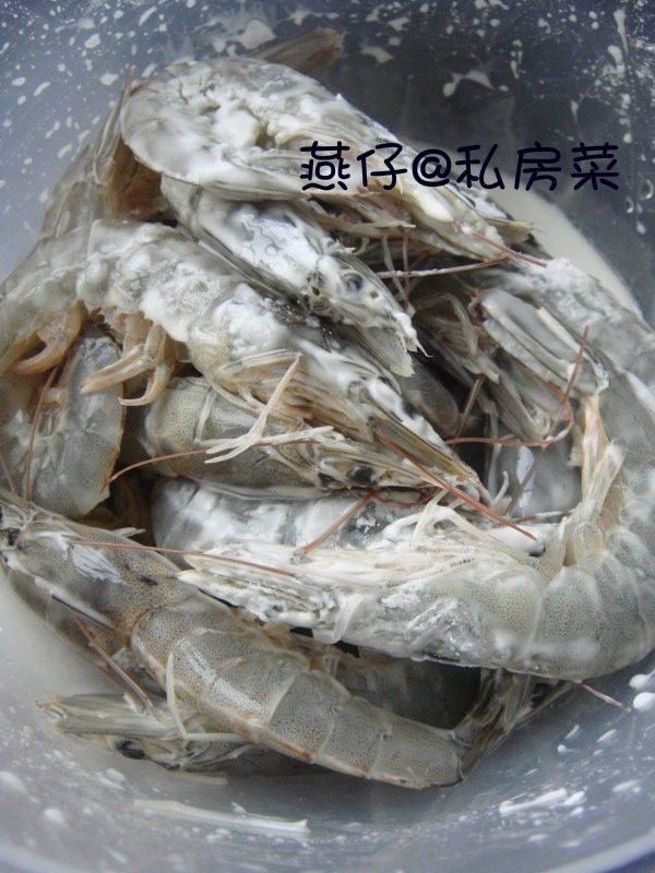 茶味椒盐虾,把茶叶水倒掉，茶叶也去掉，加入淀粉，搅拌均匀。