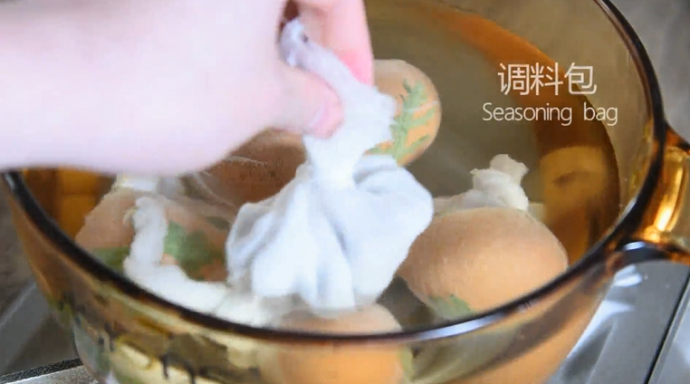 网红茶叶蛋来袭,制作诀窍大公开!,放入调料包