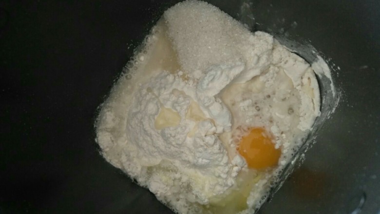 小兔子面包,先将除黄油和盐外的所有食材倒入面包机中和面,约20分钟左右