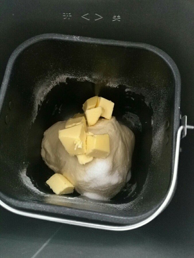 小兔子面包,20分钟后加入黄油和盐继续和面,直至面团表面光滑