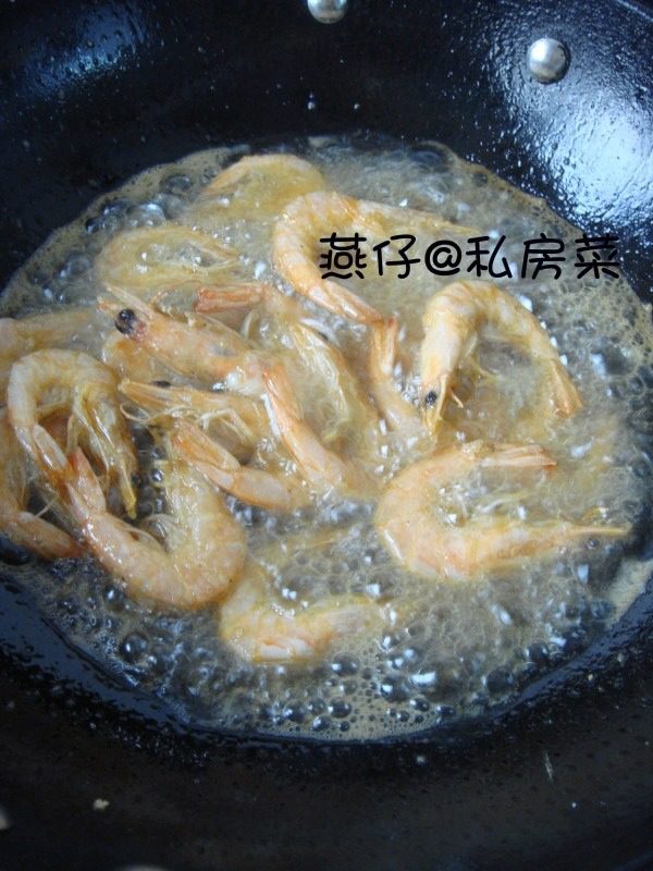 茶味椒盐虾,热锅，倒油待油烧热，倒入虾，炸到变色变酥后，捞起撒<a style='color:red;display:inline-block;' href='/shicai/ 704'>椒盐</a>，即可。