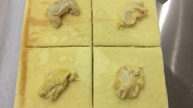 私房必备~榴莲抱抱(可变为香蕉抱抱等各种抱抱),蛋糕片分成14厘米的小方片,正好四片,大裱花袋里冻好的酱挤在蛋糕片上,卷起装入盒中