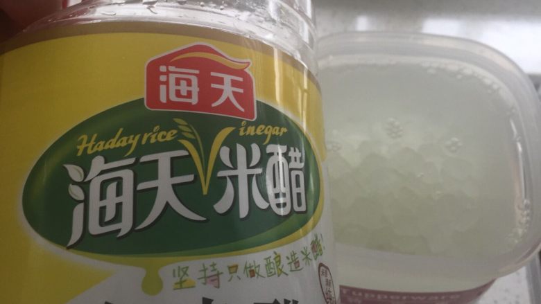 猕猴桃醋,倒入<a style='color:red;display:inline-block;' href='/shicai/ 793'>米醋</a>,不再摇晃,让壶中的冰糖自然化开