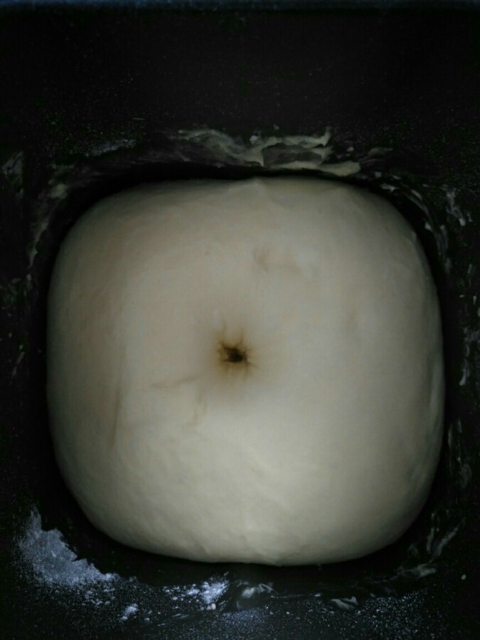 小兔子面包,经过1小时的温室发酵,面团已是原来的2倍大了,用手指按下去面团有弹性,周围不塌不回缩即第一次发酵完成