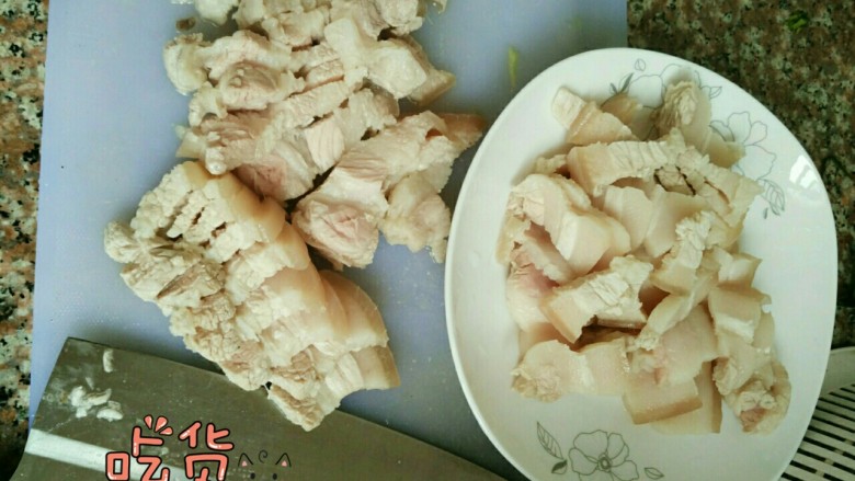 简单易学的家常回锅肉,把买回来的五花肉洗干净切五厘米大小的块,放入锅里用热水过一下,见猪肉变白色即可捞出