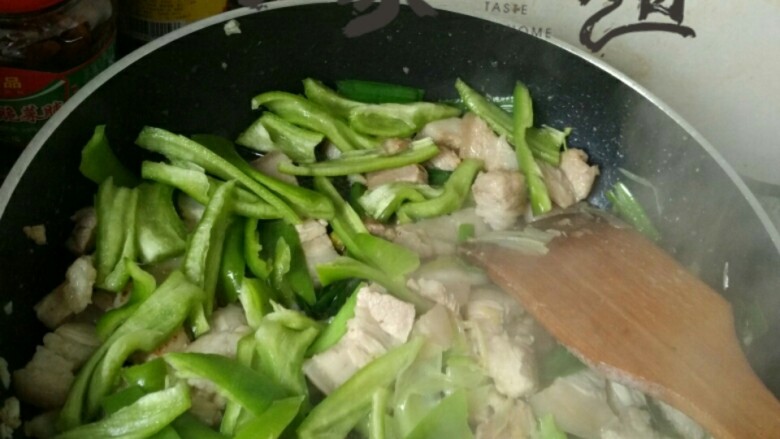 简单易学的家常回锅肉,加入青椒,翻炒几分钟,看光泽,准备熟时加入盐