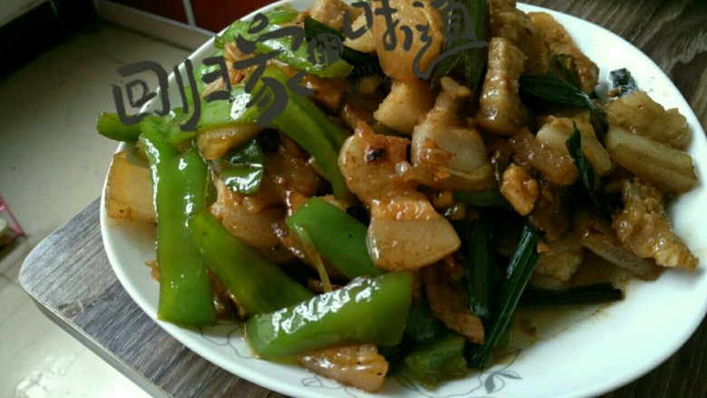 简单易学的家常回锅肉,翻炒出锅,家常回锅肉出炉