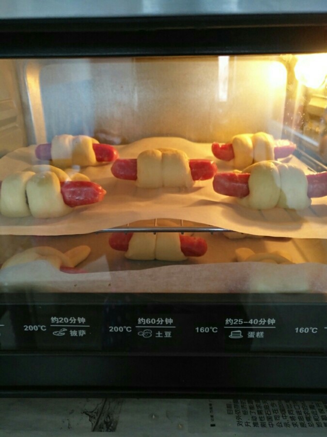 小兔子面包,全部做完后,放入烤箱进行二次发酵。烤箱内放入一小碗温水,调成发酵状态,温度在38℃左右,半小时