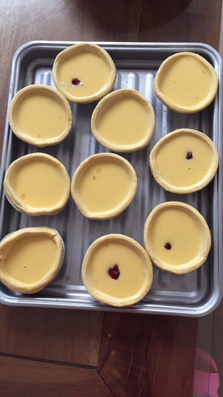 蛋挞！,准备蛋挞液：<a style='color:red;display:inline-block;' href='/shicai/ 9'>鸡蛋</a>打散，倒入牛奶和炼奶全部搅拌均匀就成蛋挞液了！甜味自己喜欢，我不喜欢太甜的！图忘记拍了！