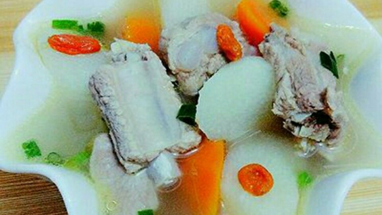 山药枸杞排骨汤 ,开大火煮沸然后改小火炖20分钟,也可以时间再久一点根据个人口味加入盐、继续炖10分钟,撒上葱花出锅即可。