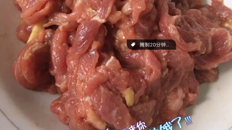 鸡蛋滑牛肉,放入盘中
放入<a style='color:red;display:inline-block;' href='/shicai/ 718'>料酒</a>、<a style='color:red;display:inline-block;' href='/shicai/ 788'>生抽</a>、<a style='color:red;display:inline-block;' href='/shicai/ 137144'>生姜汁</a>、生粉少量、黑胡椒粉
拌好、腌制20分钟