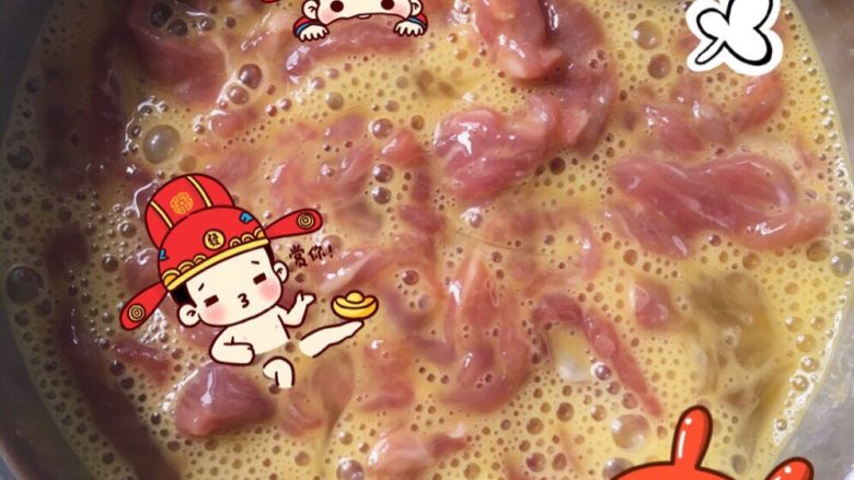 鸡蛋滑牛肉,把腌好的牛肉放入鸡蛋液里,搅拌~